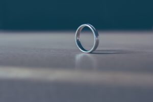 solo ring, table, metal-2937933.jpg